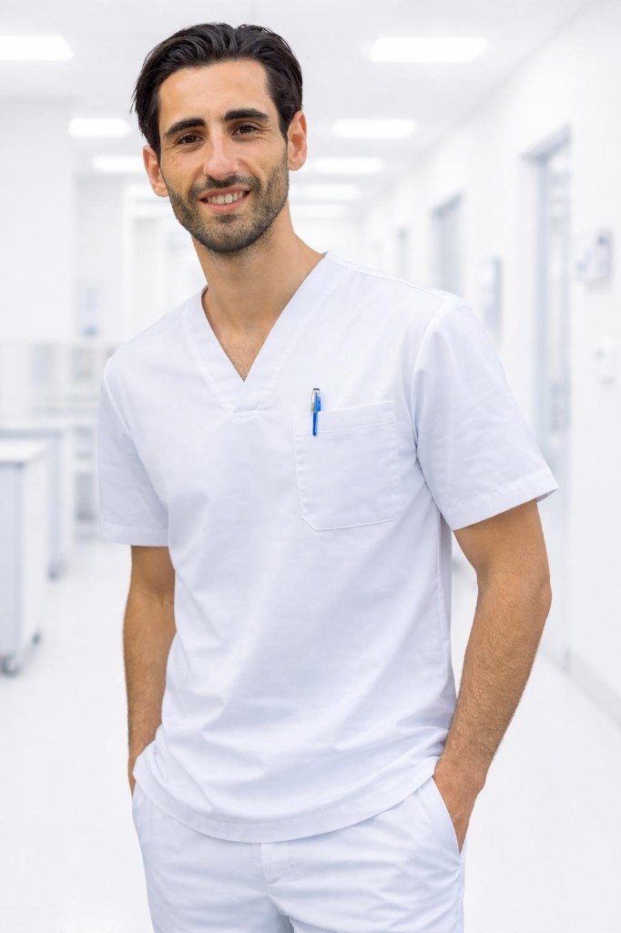 Portrait d’Ilan Eskinazi, infirmier libéral à Marseille, en tenue professionnelle